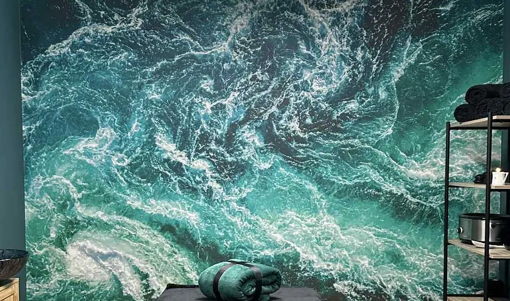 Fototapeta z falą oceanu na całej ścianie gabinetu